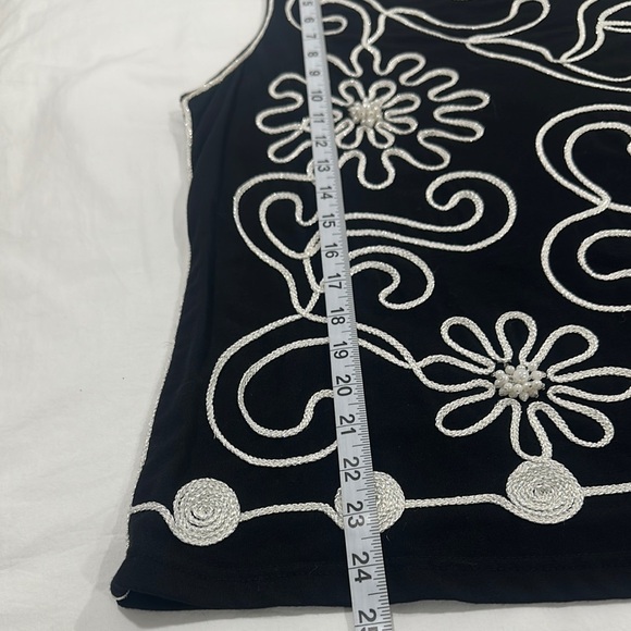 Black and White Embroidered Women's Top 1x - Picture 6 of 7